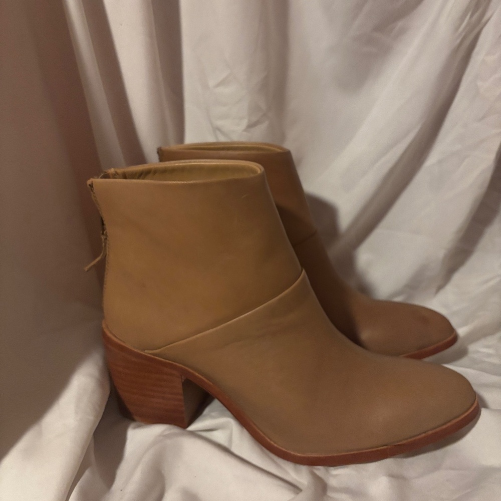 Nisolo Dari Commuter Boot, Almond, Size 8.5, SEE PICTURES + NOTES FOR DETAILS